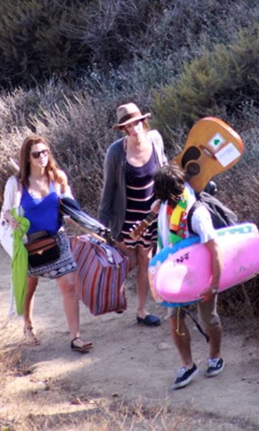 Liv Tyler rannalla. Kuva: Barcroft Media / MVphotos