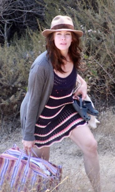 Liv Tyler rannalla. Kuva: Barcroft Media / MVphotos