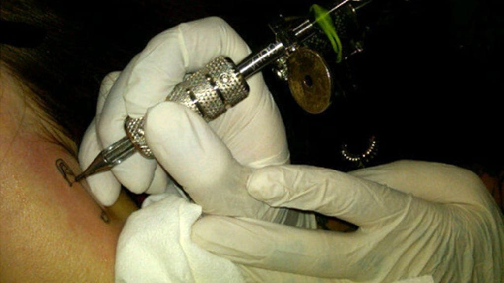 Avril Lavigne ja hakaneulatatuointi.