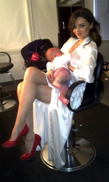 Miranda Kerr imettää poikaansa tauolla.