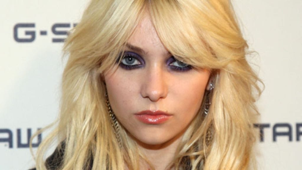 Näyttelijä ja laulaja Taylor Momsen möläytti keikkalavalla ja suututti yleisönsä.