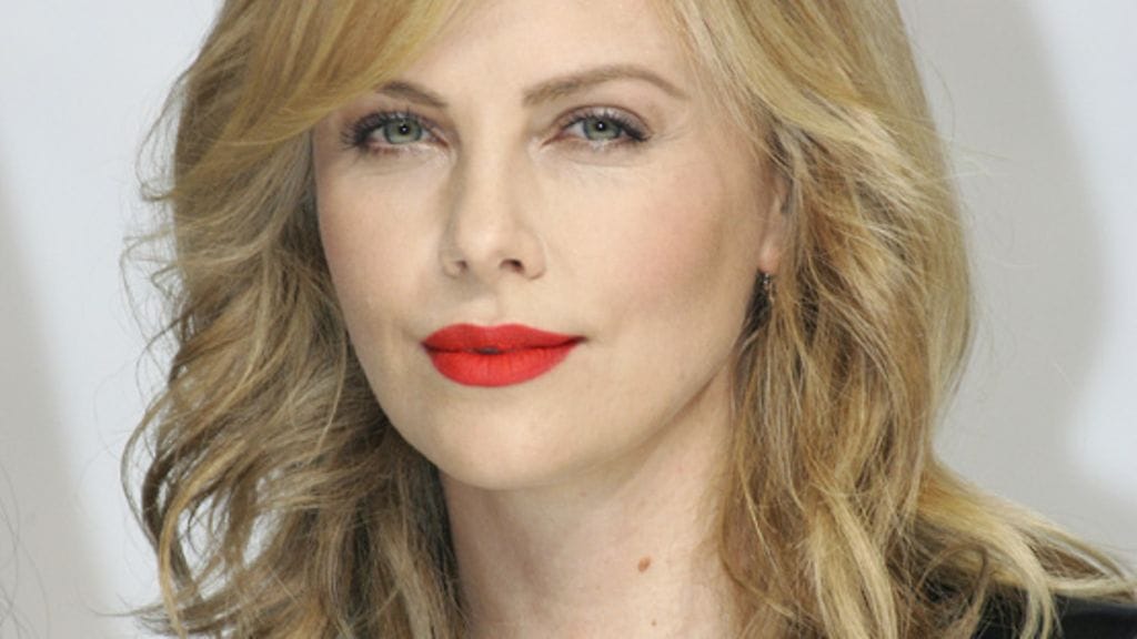 Charlize Theronille ei kannatta ryppyillä!