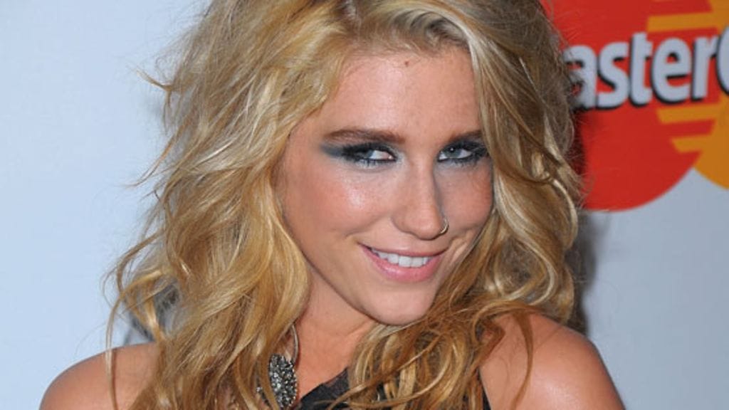 Ke$ha esittelee itse suunnittelemiaan koruja omissa sormissaan.