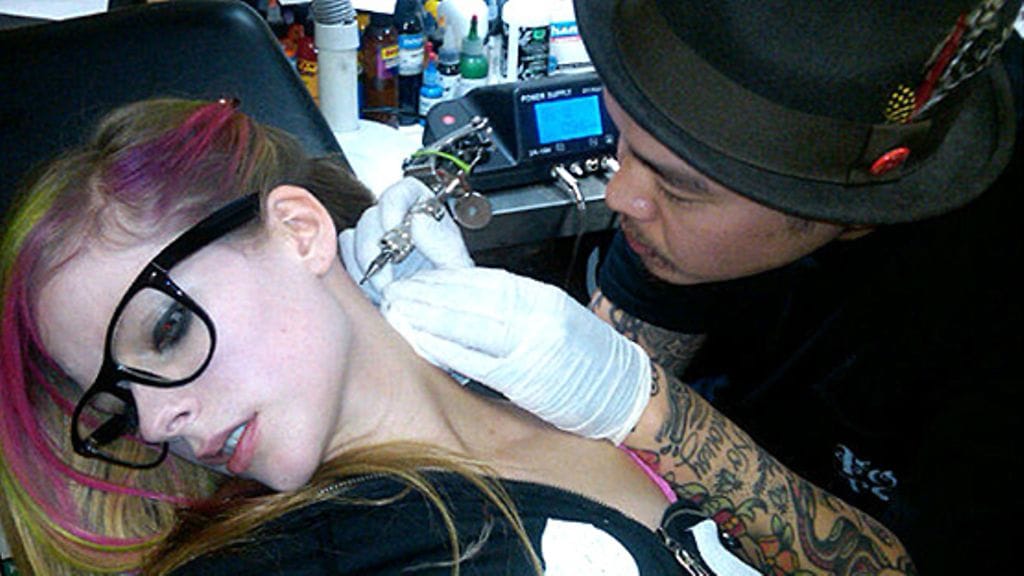 Avril Lavigne ja hakaneulatatuointi.