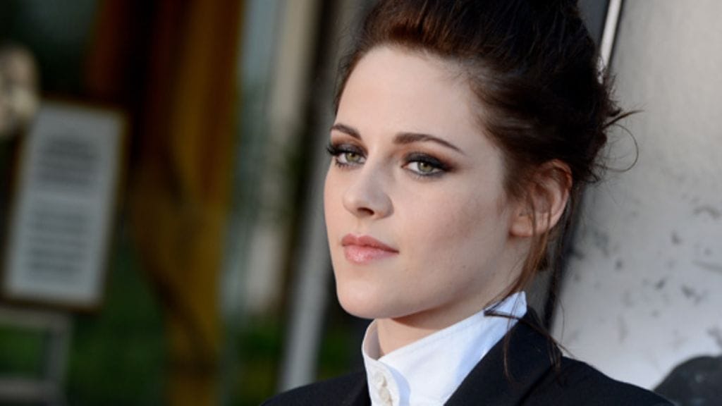 Kristen edusti Stella McCartneyn bleiserissä ja seksikkäässä hameessa.