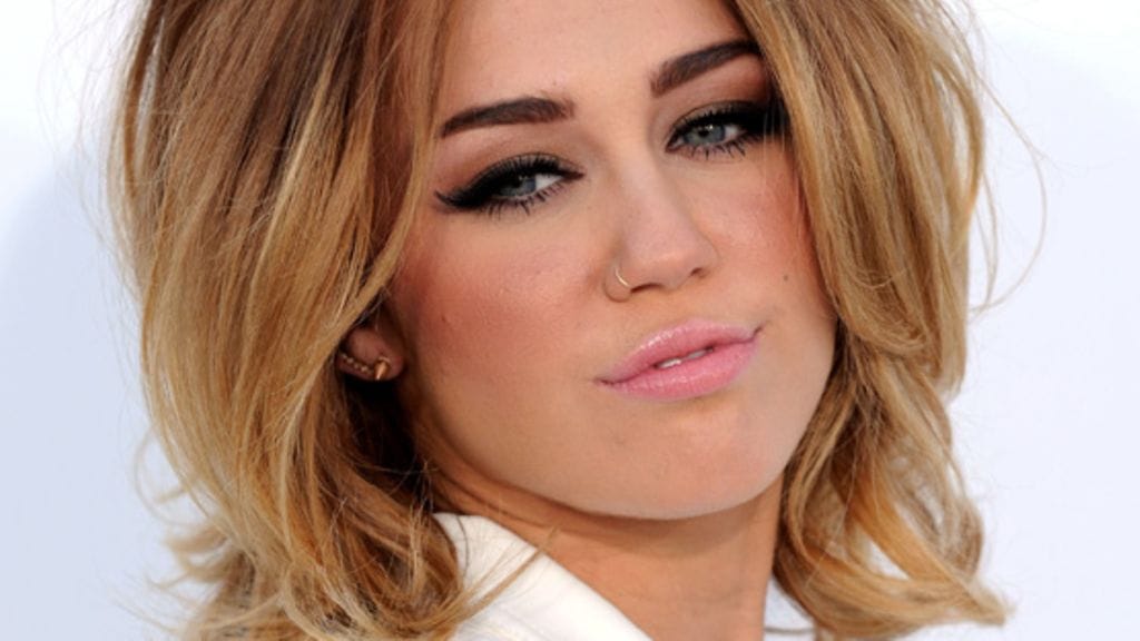 Miley Cyrus edusti uskaliaasti ilman rintaliivejä punaisella matolla.