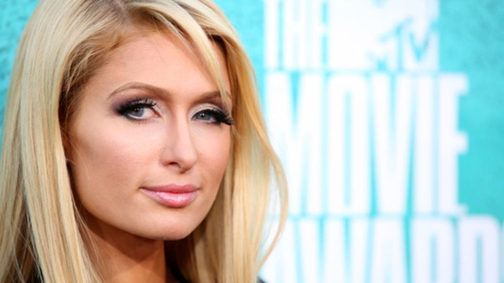 Paris Hilton yllätti varsin rock-uskottavassa arkiasussa.