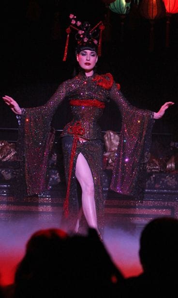 Dita Von Teesen Strip Strip Hooray! -burleskiesitys.
