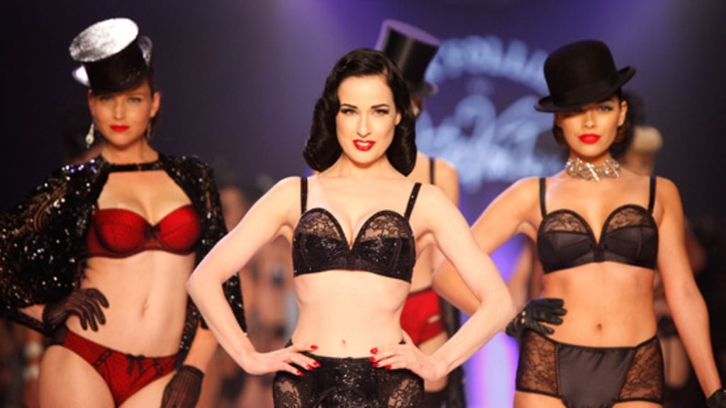Dita Von Teese osallistui itsekin muotinäytökseensä.