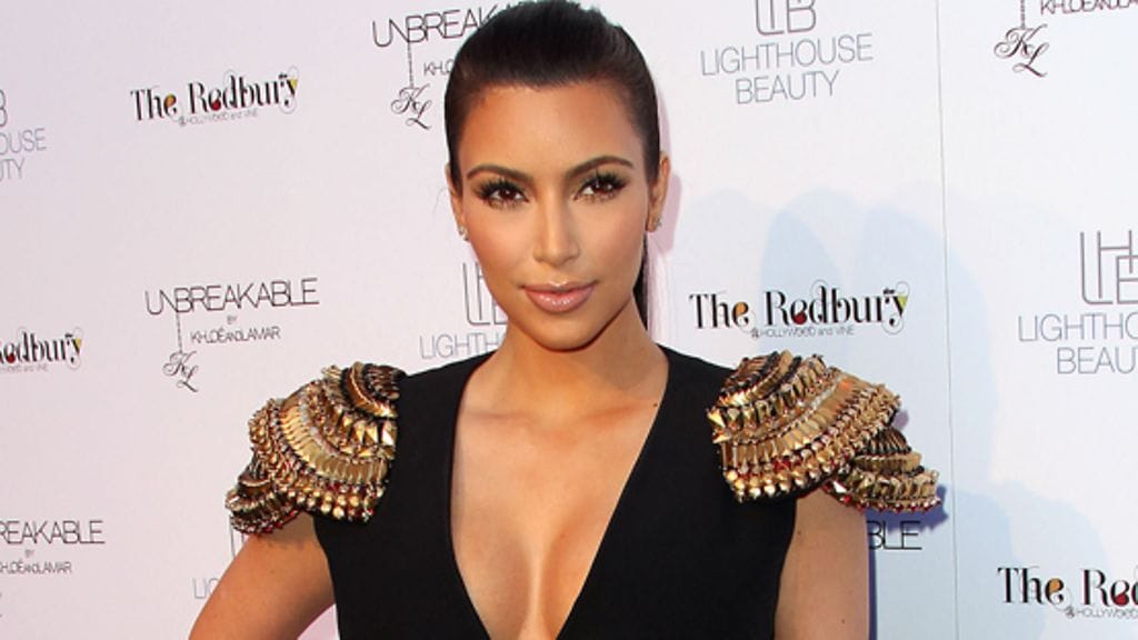 Kevääseen sopiva pohjustus on Mádaran sävyttävä päivävoide, joka tuo kasvoille sävyä ja valoa tukkimatta ihohuokosia. Jos tarvitset enemmän peittävyyttä, valitse meikkivoide, 26,64 e/50 ml. Valoa kasvoille tuo myös Joe Blascon valoväri, jolla häivytät sekä juonteet että tummat silmänaluset sekä muotoilet kasvoja kätevästi, 35.45 e.