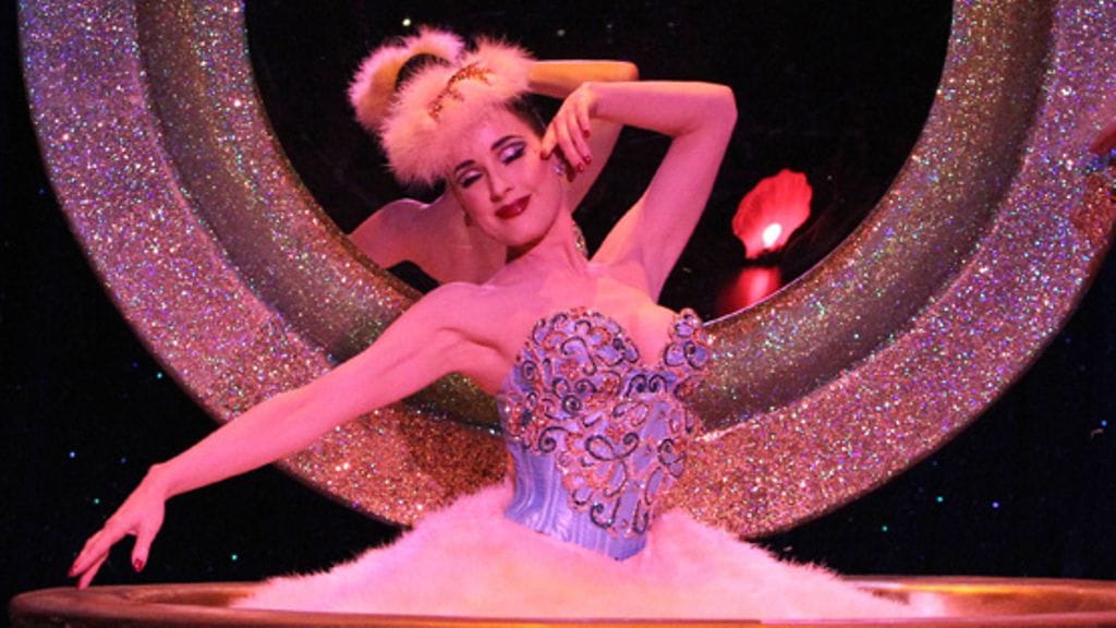 Dita Von Teesen Strip Strip Hooray! -burleskiesityksessä ylistetään naisvartaloa.