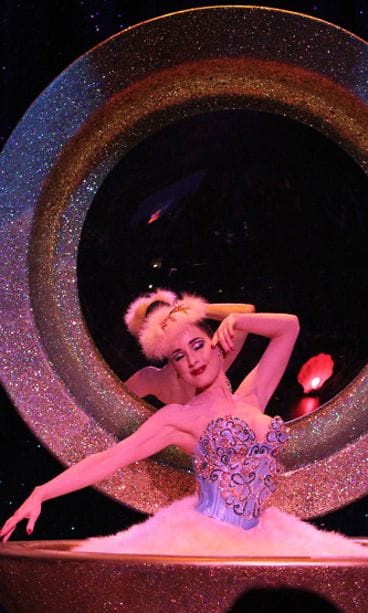 Dita Von Teesen Strip Strip Hooray! -burleskiesitys.