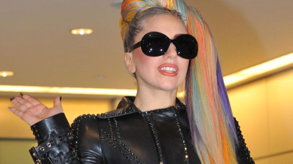 Lady Gaga on värjännyt hiuksensa värikkäiksi.