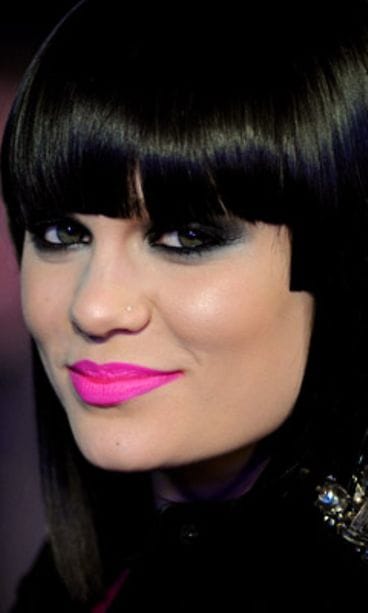 Myös laulaja Jessie J suosii räikeää pinkkiä.