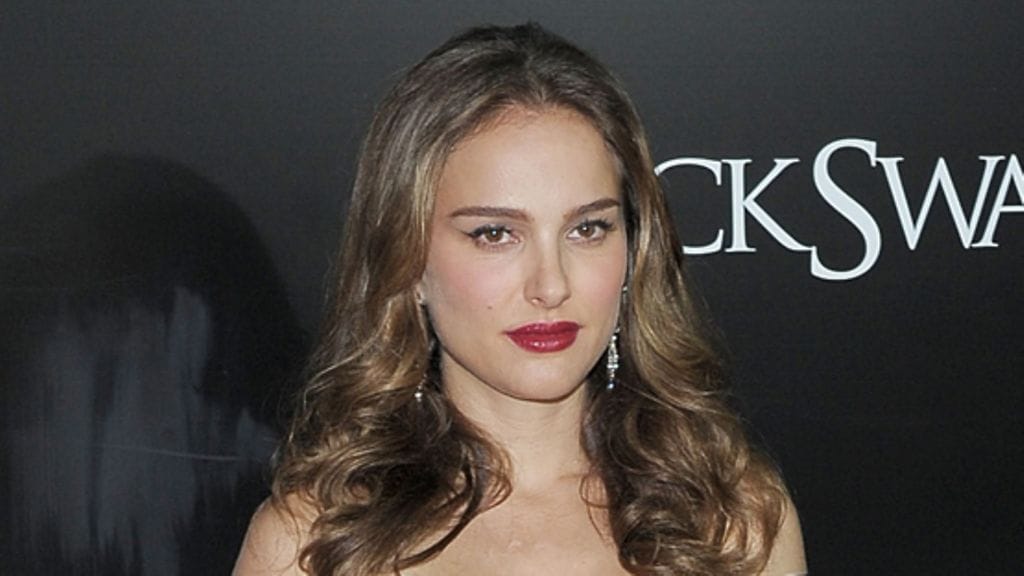 Myös dramaattinen punainen sopii Natalie Portmanin huulille.