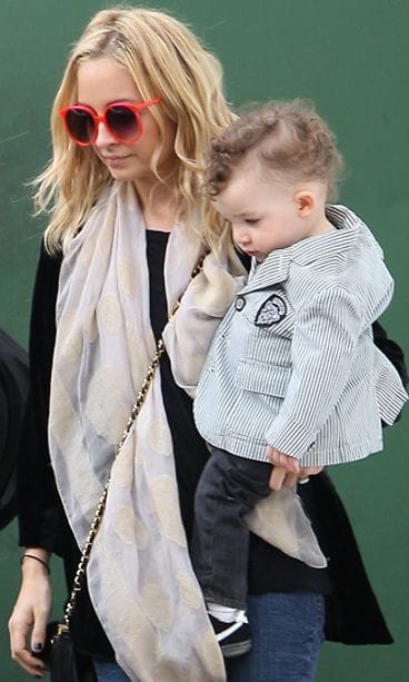 Nicole Richie kantaa tytärtään Harlow Maddenia.