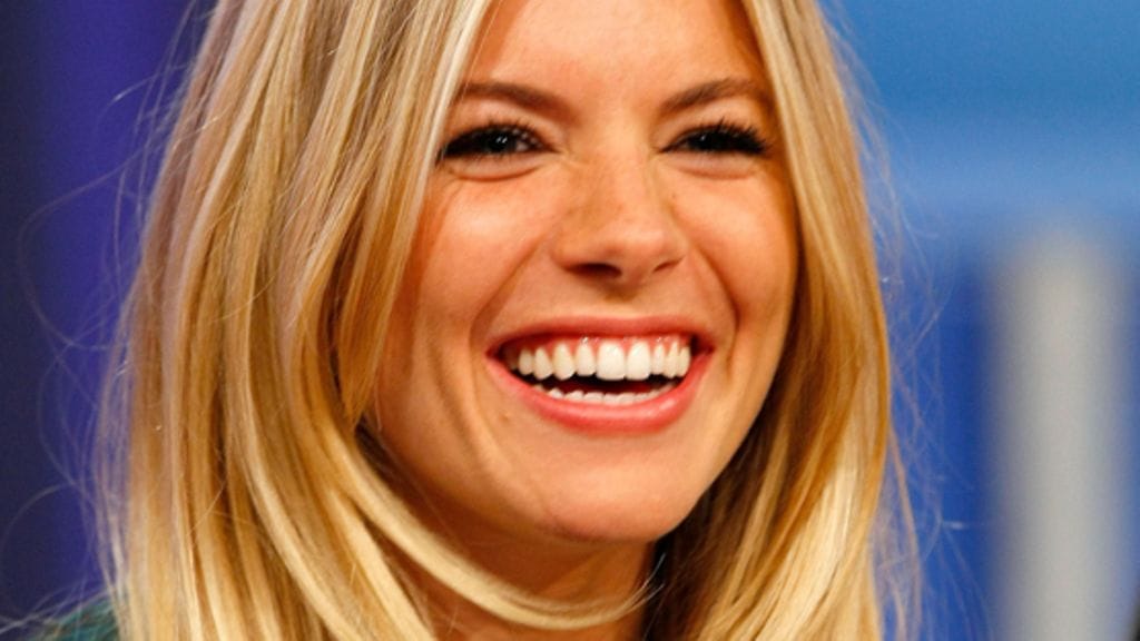 Pinnalla oleva hempeä pitsimuoti sopii myös äidiksi tulevalle.