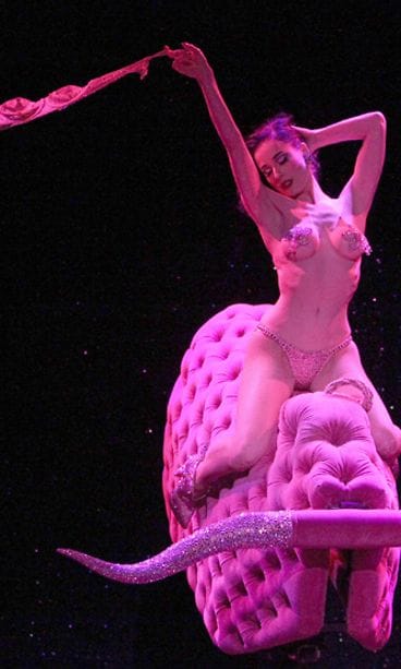 Dita Von Teesen Strip Strip Hooray! -burleskiesitys.