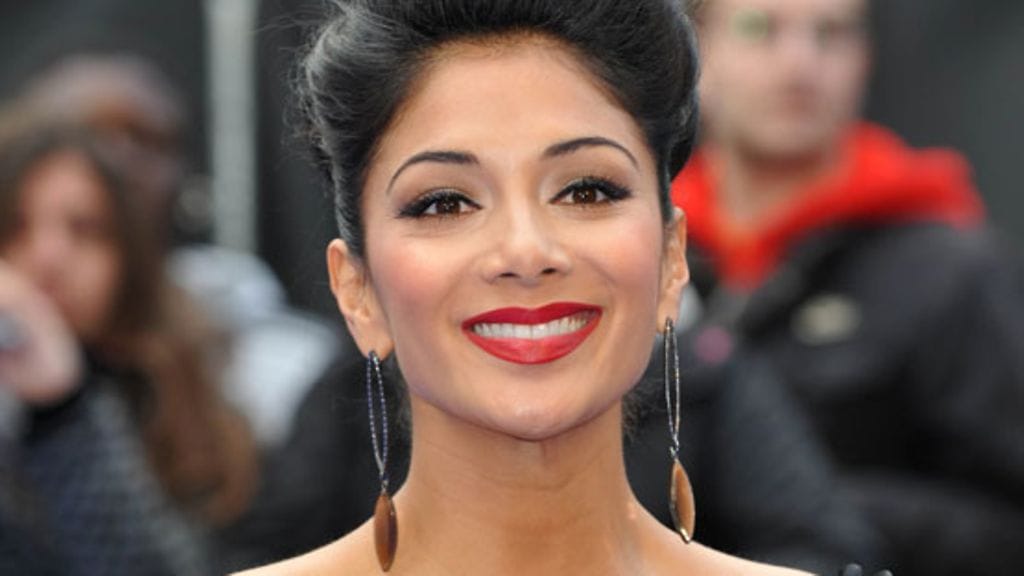 Nicole Scherzingerin sääret pääsivät asussa oikeuksiinsa.