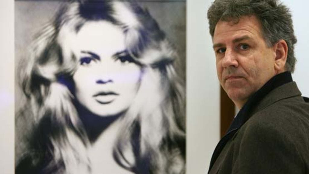 Gelt Elfering seisoo Brigitte Bardotia esittävän taulun edessä