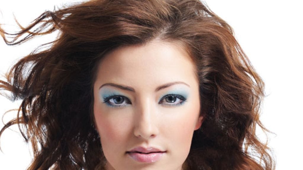 Vesi-teemaan kuuluvat huolettomat pitkät hiukset