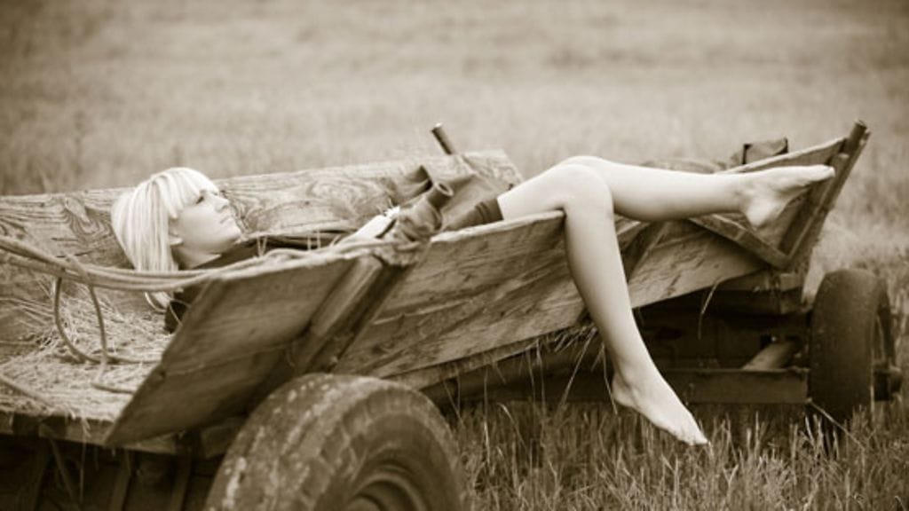 "Jokainen tietää sen tunteen, kun haluaa irtisanoa itsensä. Haluaa olla päivän joku muu, ajatella kuin naapurin Elli ja kokea asiat kuin Maija"