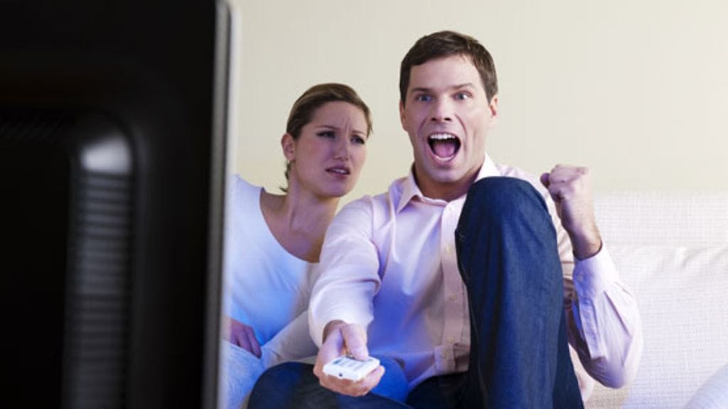 Suomen pelejä seuraavat innokkaina niin miehet kuin naisetkin.