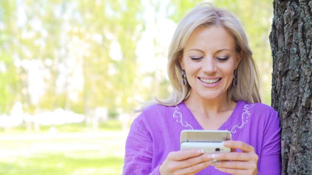 Ilahduta äitiä tekstiviestillä.