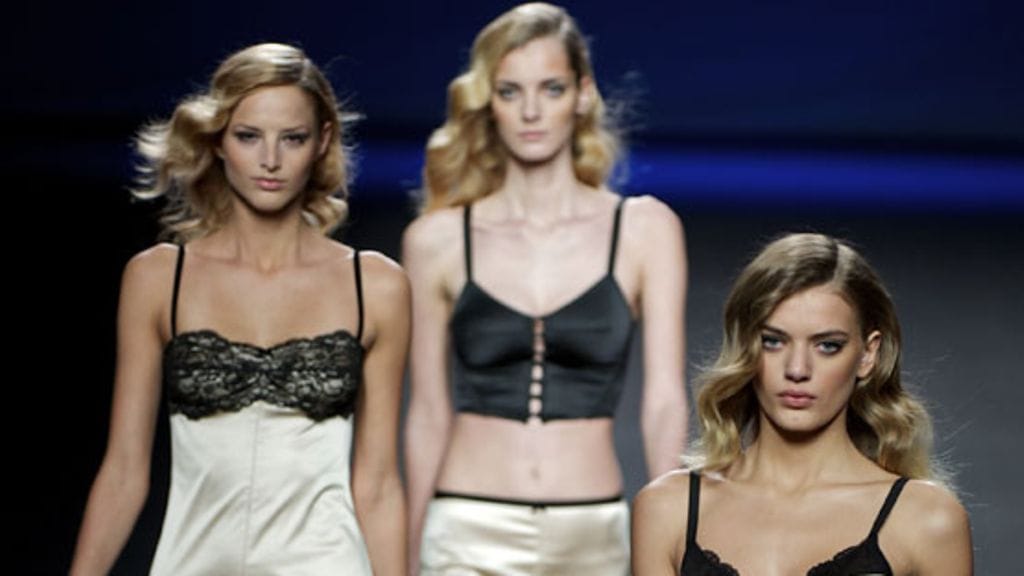 Huippumalli Agyness Deyn kaatui korkeissa koroissa muotinäytöksessä vuonna 2010.