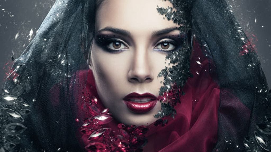 Näyttelijä Camilla Bellen huulet ovat kuin tummaa suklaata.