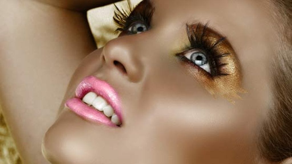 Sininen luomiväri sopii harvalle.