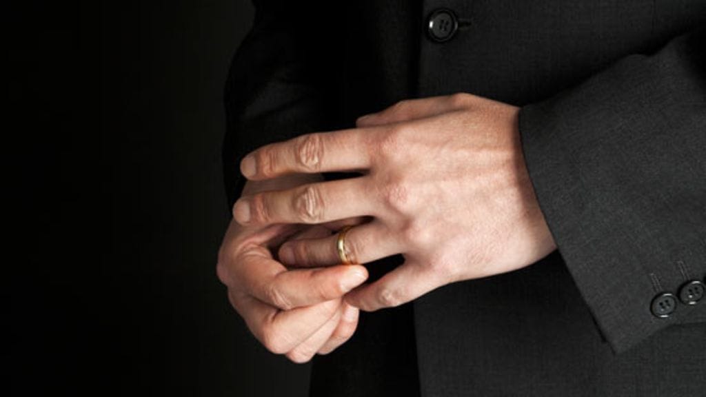 "Mies viettää hyvin sinkkumaista elämää juhlien runsaasti, vaikka sormus kimmeltää sormessa."