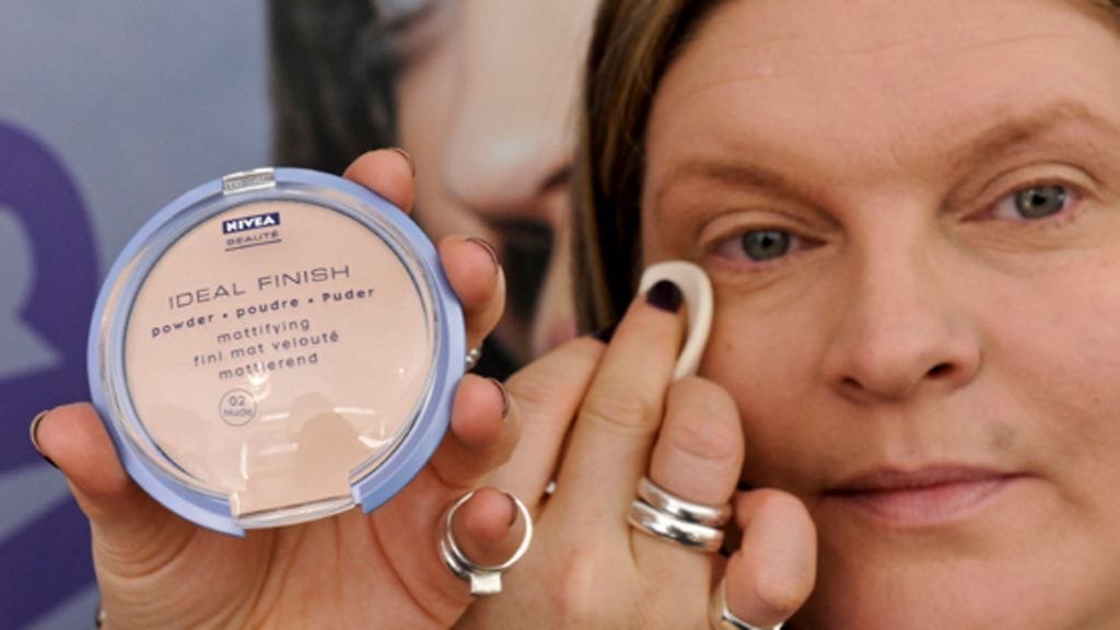 Riia viimeisteli Sarin pohjameikin Ideal FInish -puuterilla.