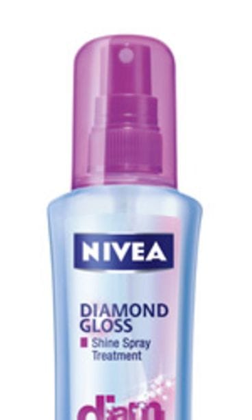 Diamond Gloss -sarjalla saat kiiltoa hiuksiin.