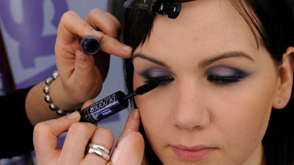 Ripsiväri viimeistelee kauniin silmämeikin.