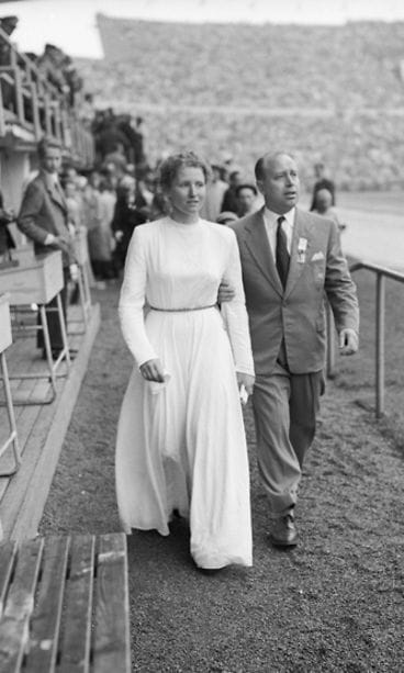 Helsingin kesäolympialaisten avajaisten välikohtauksen aiheuttajaa Rauhanenkeli Barbara Rotbraut-Pleyeria saatetaan pois kentältä.