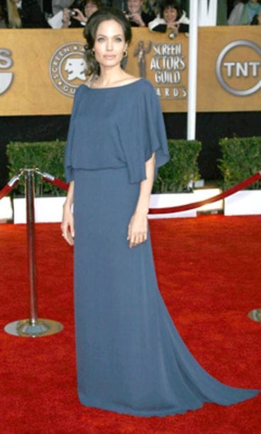 Tällä Bradin valitsemalla mekolla Angelina kohautti vuoden 2009 SAG-gaalassa.
