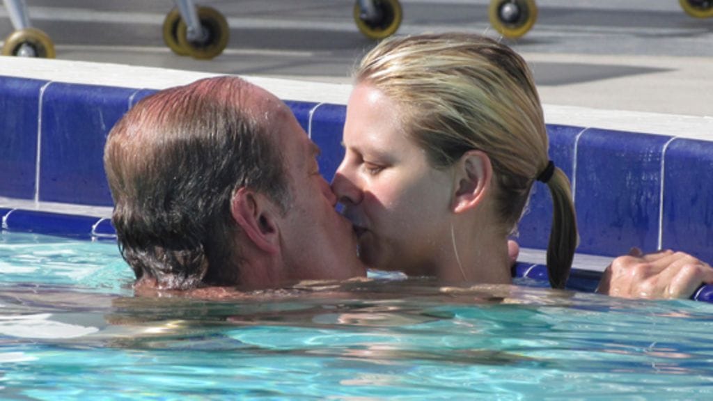Rakastavaiset suutelivat uima-altaassa.