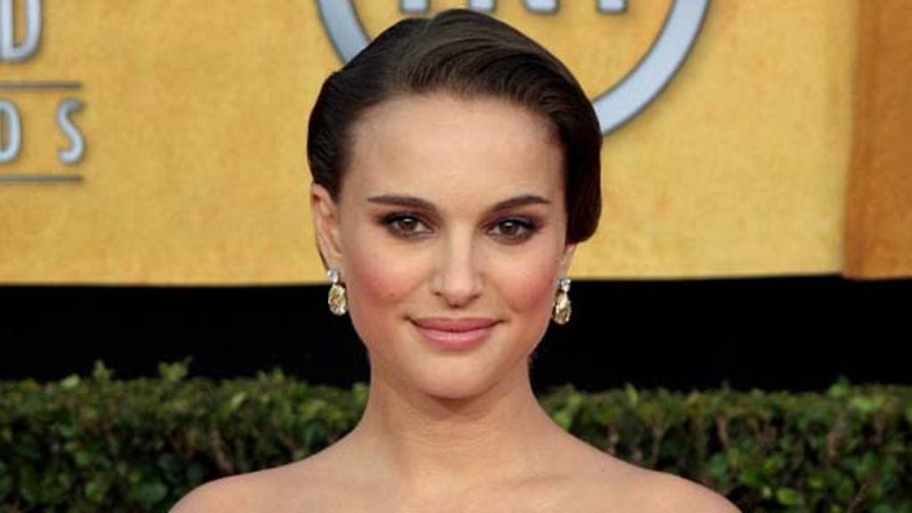 Natalie yrittää olla kaatumatta punaisella matolla.