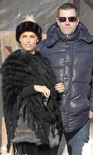 Katie Price bongattiin tumman komistuksen seurassa.