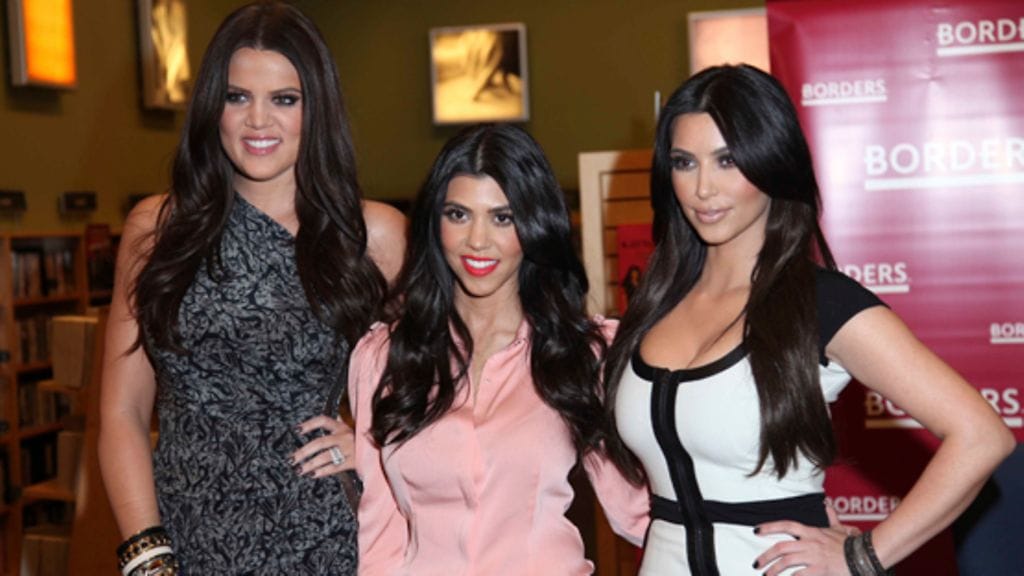 Kourtney ja Khloé nauttivat toistensa seurasta.