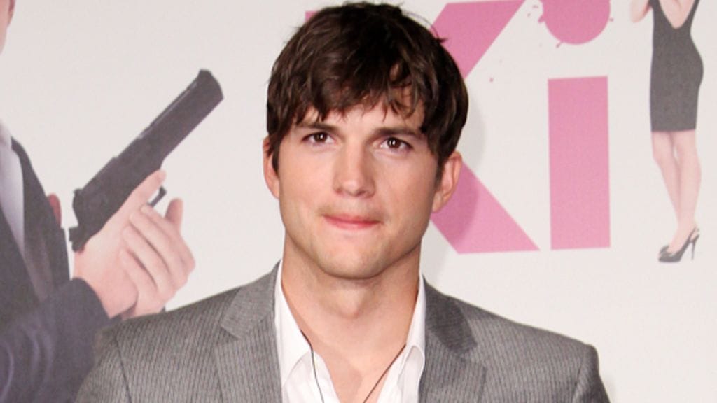 Ashton nakuilee Natalie Portmanin kanssa elokuvassa Näin ystävien kesken.