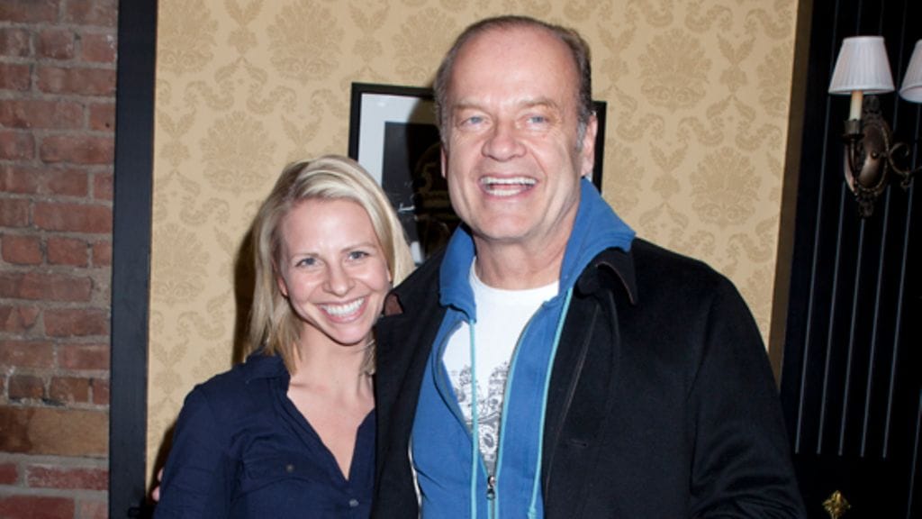 Rakastavaiset suutelivat uima-altaassa.