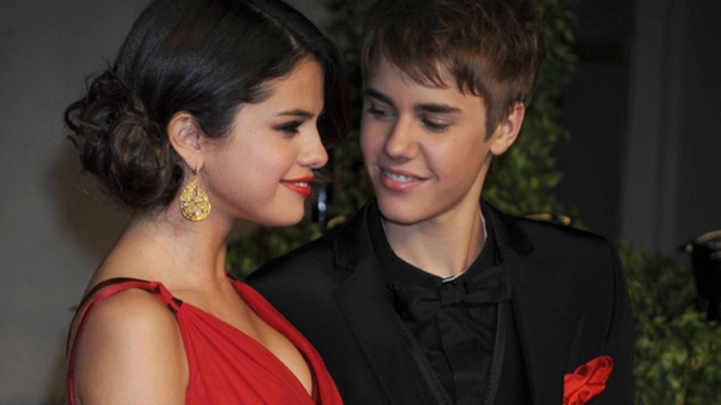 Rakastunut pari silmäili toisiaan ihastuneesti.