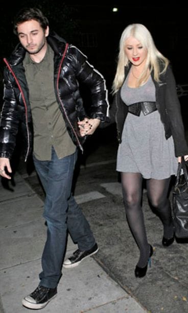 Aguileran huvituksiin kuuluvat ryyppyreissut poikaystävä Matthew Rutlerin kanssa.