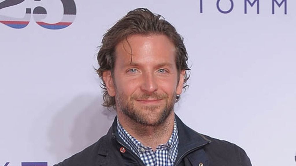 Bradley esittelee lihaksiaan mielellään.