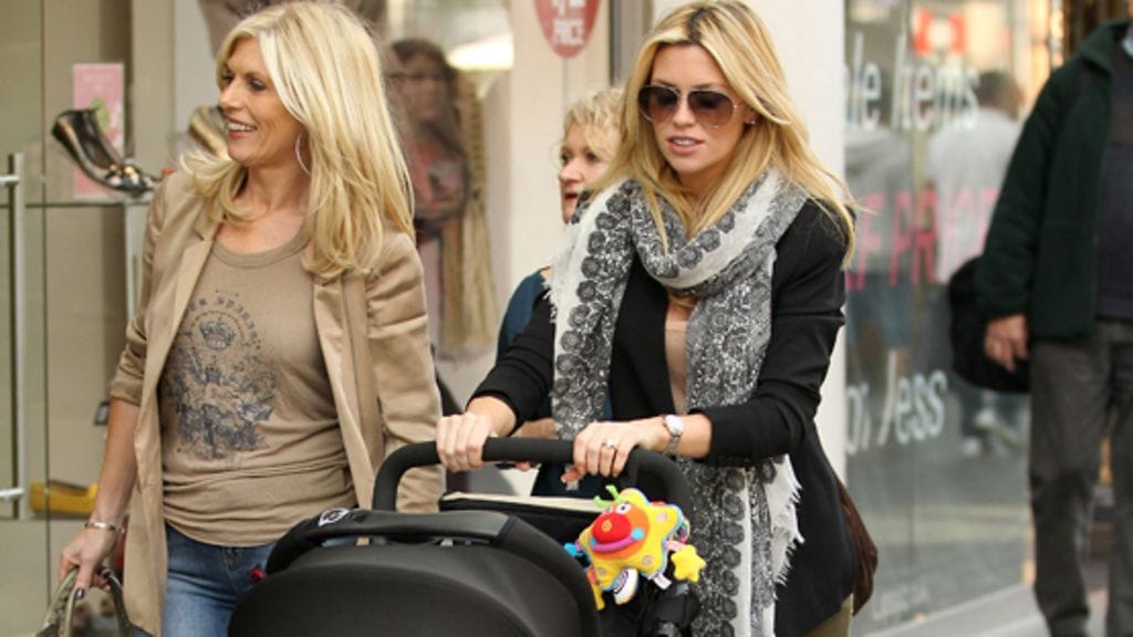 Abbey nähtiin Lieverpoolissa äitinsä ja tyttärensä kanssa.