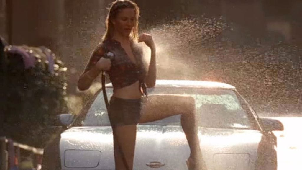 Elokuvassa nähdään Cameronin esittämää seksikästä autonpesuakin.