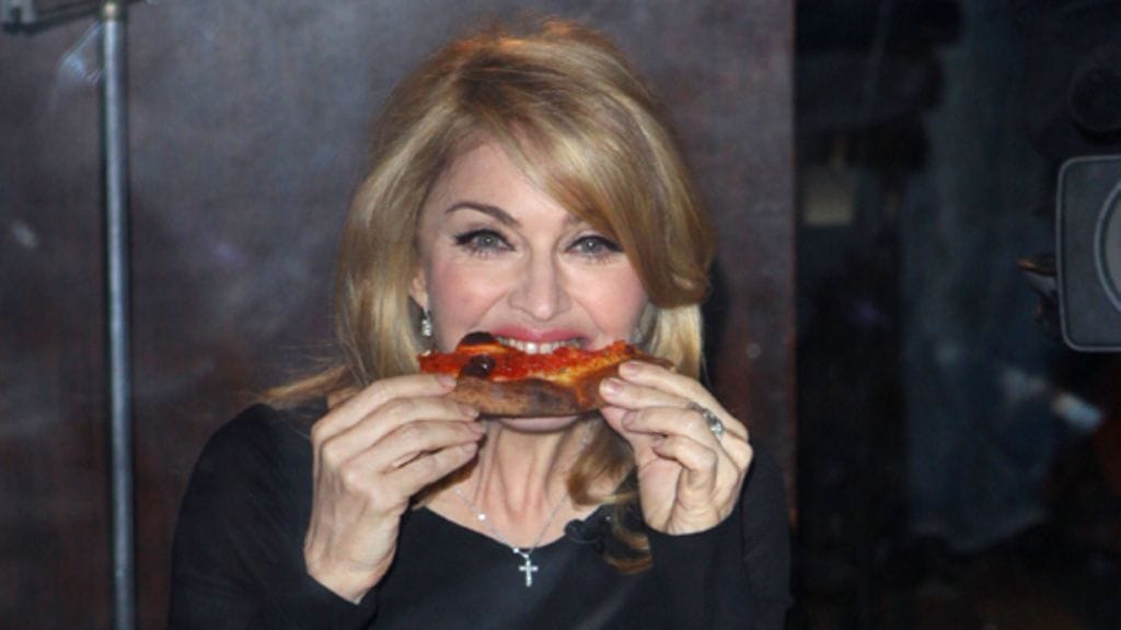 Madonna maiskutteli pizzaa David Lettermanin show'ssa.