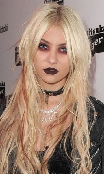 Taylor Momsenin meikkikatastrofi.